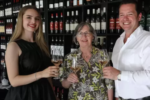 Tabea Theis, Renate Casella und Adriano Casella haben etwas zu feiern. 