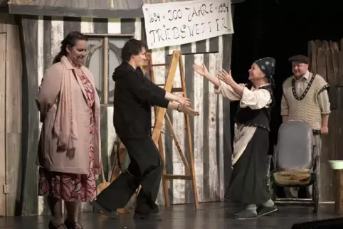 Geschichte in Geschichten: das Chawwerusch-Theater mit der Produktion "Donaukinder" und (von links) Kerstin Kiefer, Alexander Mü