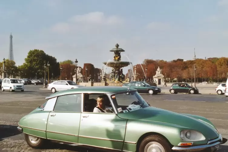 2005 in Paris: die DS und &ndash; hinten links &ndash; der Eiffelturm.