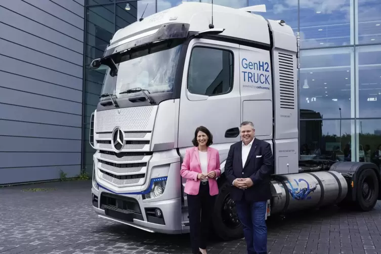 Daniela Schmitt (FDP), rheinland-pfälzische Wirtschaftsministerin, und Christof Weber, Leiter Testing Mercedes-Benz Trucks, steh