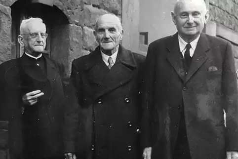 Johann Naab (rechts) stattete 1966 die Johann-Naab-Stiftung mit einem Kapital von 500.000 Euro aus. Unser Foto zeigt den Spender