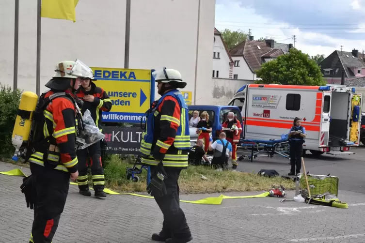 Bei einem Säureanschlag im Edeka May wurden 15 Personen verletzt. Es kam zu einem Großeinsatz der Feuerwehr. 