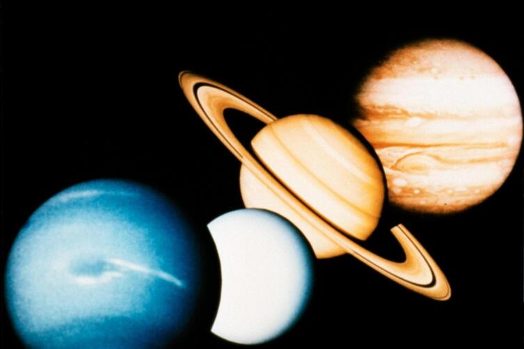 Montage der Planeten in unserem Sonnensystem. Insgesamt sind es acht: Erde, Mond, Venus, Mars, Merkur, Jupiter un d Saturn. 