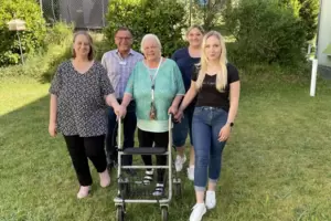 Heimbewohnerin Monika Schilling fühlt sich gut umsorgt, hier begleitet von den Auszubildenden Ulrike Rabach und Nikola Ludy (von