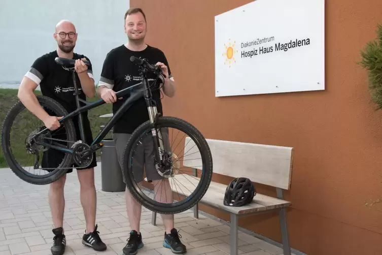 Bei ihrer „Tour de Hospiz“ haben Florian Bilic (links) und Philipp Andreas in zehn Jahren insgesamt rund 60.000 Euro an Spenden 
