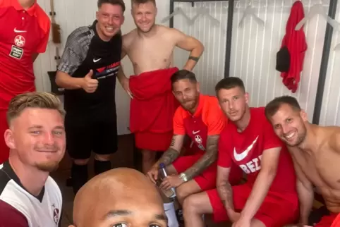 Dennis Leising (links) im Kreise der FCK-Profis nach dem Spiel am Samstag in Schifferstadt.