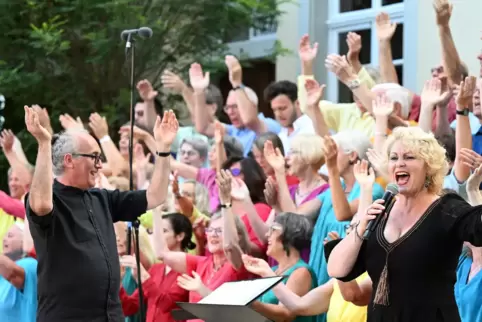 Der neue Chorleiter: Jürgen Weisser (links) dirigiert jetzt die Liedertafel. Rechts als Solistin die bekannte Jazzsängerin Nicol