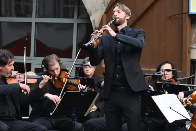  Julius Kircher: Er spielt mit dem Busch-Hof Consort das Klarinettenkonzert von Mozart. 
