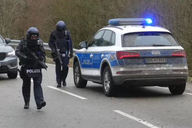 Die Polizei sperrte die Zufahrten zum weiträumig Tatort ab. Die Polizei sperrte die Zufahrten zum weiträumig Tatort ab.