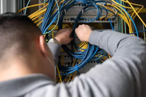 Netzwerkkabel an einem Server umstecken: Es gibt viele interessante Handwerksberufe. Nicht immer muss es ein Studium sein.