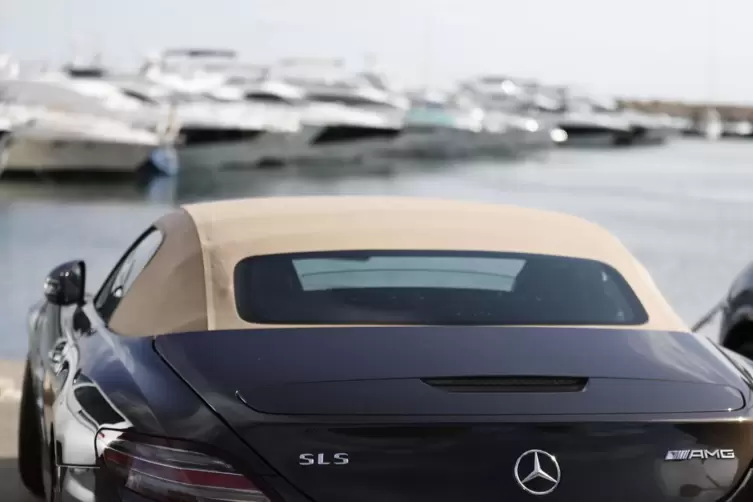  Ein Mercedes SLC-Cabriolet im Hafen von Puerto Portals in Spanien. 