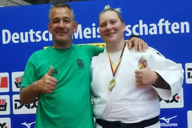 Stolzes Trainer-Athleten-Duo: der Zweibrücker Heimcoach Stephan Hahn und die Siegerin der deutschen Judo-Meisterschaften in Stut