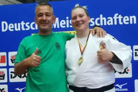 Stolzes Trainer-Athleten-Duo: der Zweibrücker Heimcoach Stephan Hahn und die Siegerin der deutschen Judo-Meisterschaften in Stut