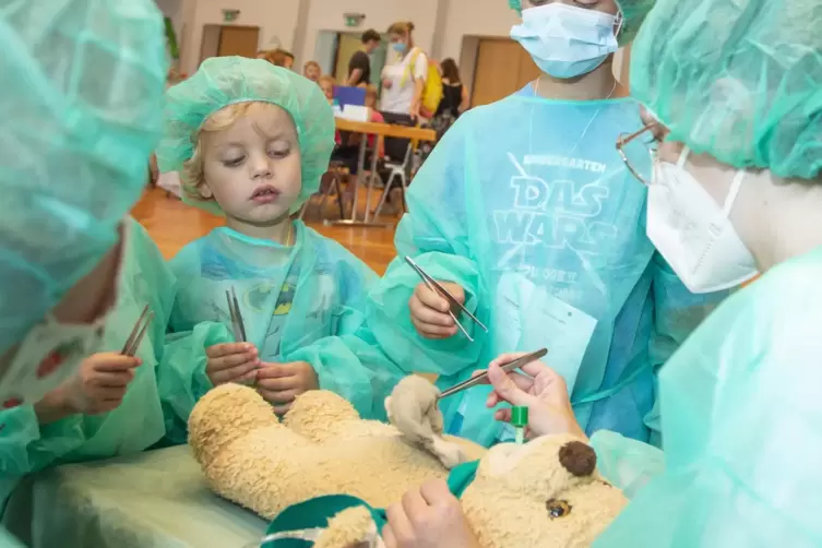 Elias (3, links) und Malte (7) dürfen einen Teddy operieren. Sie brachten ihre Kuscheltiere in die „Teddyklinik“ im Homburger Sa