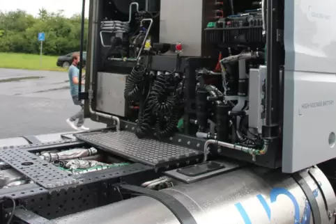 Runde, gut isolierte Tanks für Flüssigwasserstoff und viel Elektrik samt Hochvolt-Batterie sind Markenzeichen des Wasserstoff-Lk