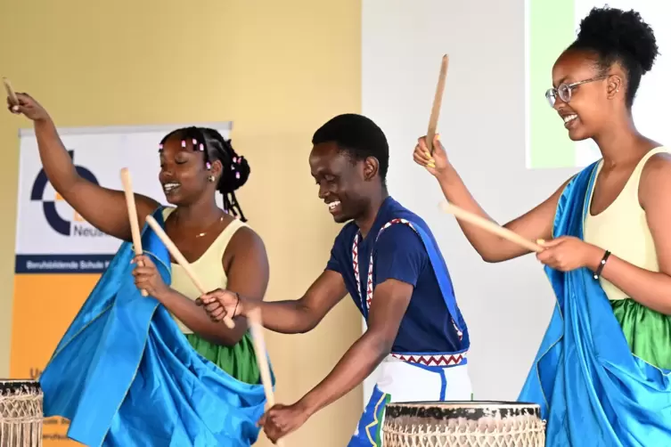 Auftritt der ruandischen Tänzer- und Trommelgruppe „Umuyco“.