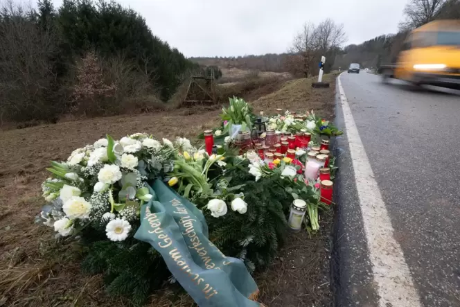 Blumen erinnern am Tatort an die beiden ermordeten Polizisten. Blumen erinnern am Tatort an die beiden ermordeten Polizisten.