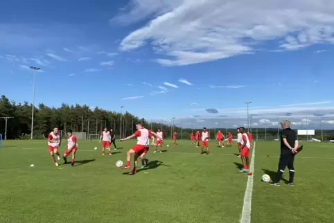 Schnelle, kontrollierte Pässe und Liegestützen für die Verlierer: Beim Trainingsauftakt auf dem Fröhnerhof ging es gleich mal zu