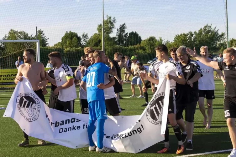 Schöne Geste, so geht Sport: Kevin Schimming vom unterlegenen FSV Schifferstadt gratuliert den Steinbacher Spielern direkt nach 