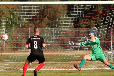 Zwei Pokalendspiele nacheinander verloren: FV Berghausen, links Paul Gerbes. 