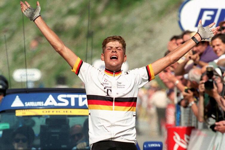  15. Juli 1997, Andorra: Jan Ullrich beim Passieren des Zielstrichs. Er gewinnt die zehnte Etappe der 84. Tour de France und übe