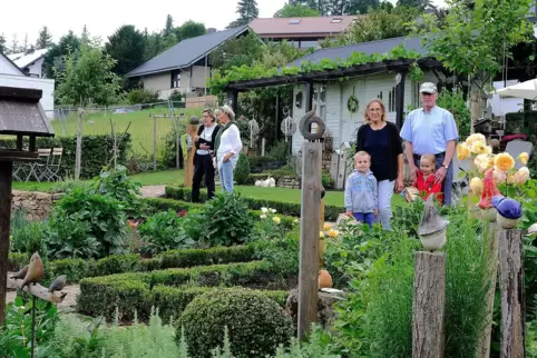 Tag der offenen Gartentür bei Marianne und Alfons Rabung. Auf unserem Foto mit ihren Enkelkindern Matilda und Mattis (4).