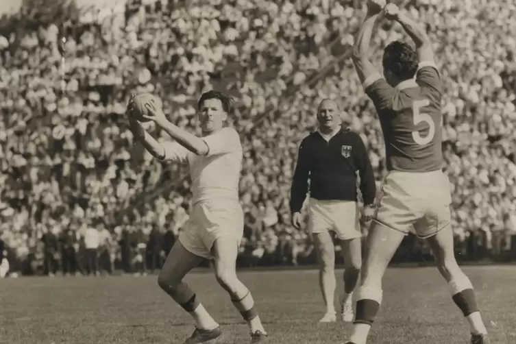 Typische Feldhandball-Szene aus den 1960er-Jahren mit Nationalspieler Siegfried Perrey (Mitte) aus Haßloch als Schiedsrichter. 