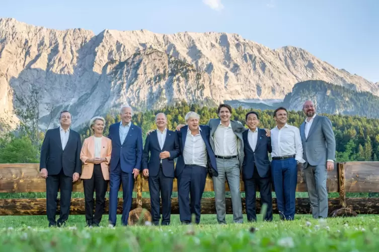 Die G7-Teilnehmer vor dem Bergmassiv des Wettersteingebirges. 