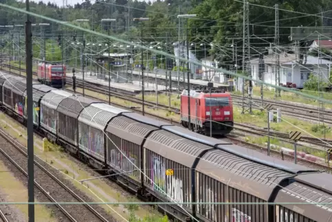 Am Bahnhof Einsiedlerhof sollen ab Mittwoch Plakate vor den Gefahren durch Oberleitungen warnen.