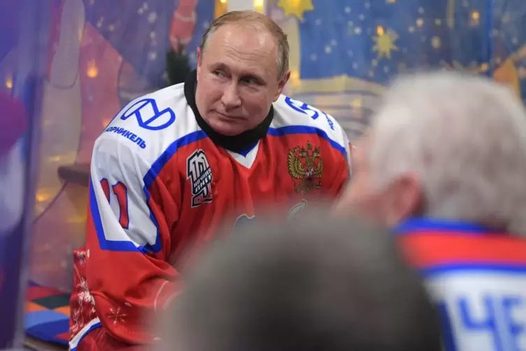 Der russische Präsident in voller Eishockeymontur. 