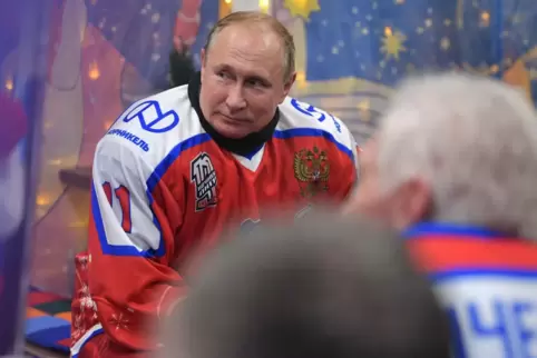 Der russische Präsident in voller Eishockeymontur. 
