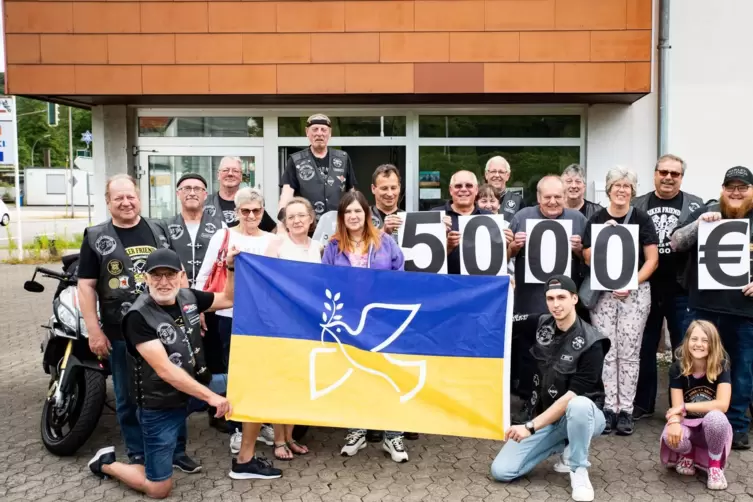 Aus ihrem Bikerfest haben die Saarpfalz-Stromer 5000 Euro gesammelt, die der DRK-Kreisverband Zweibrücken für Kinder aus der Ukr