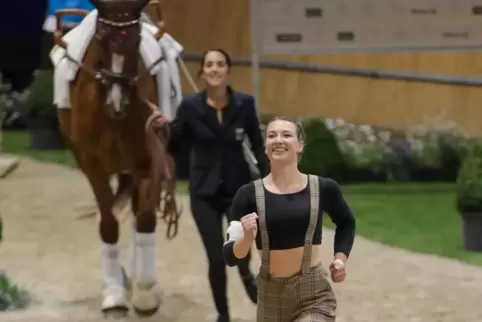 Da war die Welt noch in Ordnung: Hannah Steverding läuft in Aachen zum Technikprogramm ein. 