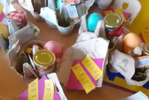 Tolle Idee: Verkauf von Ostergeschenken der Schule im Erlich zugunsten der Ukraine. 