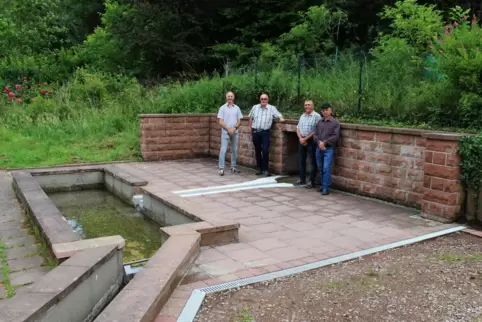 Der Waschbrunnen ist wieder vorzeigbar. Unser Foto zeigt (von links) Bürgermeister Michael Köhler, Markus Köller, Initiator Rüdi