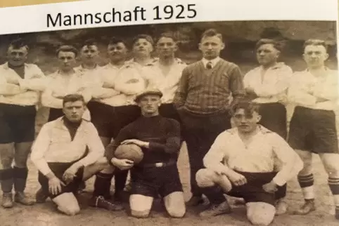 Die Fußballmannschaft der SG Rieschweiler im Jahr 1925: Fritz Göller, Fritz Maas, Heinrich Rinner, Albert Wolf, August Keller, H