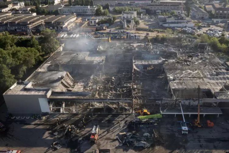 Blick auf das zerstörte Einkaufszentrum in Krementschuk. 