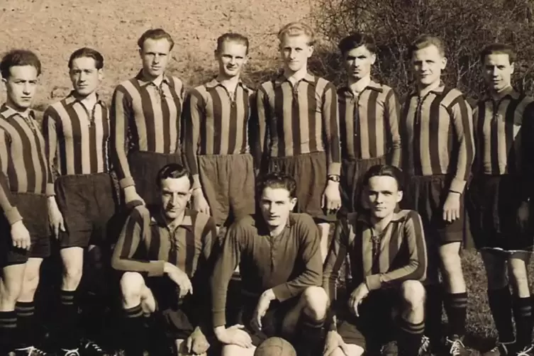 Ein Foto der Spielgemeinschaft Altenkirchen-Dittweiler aus der Saison 1953/1954. 