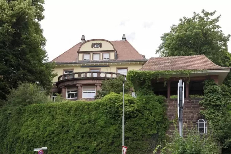 Ist schon von weitem sichtbar: Die Villa Jaenisch an der Ecke Morlauterer Straße/Benzinoring.