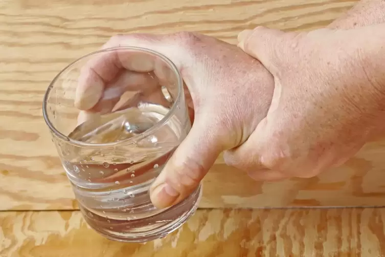 Morbus Parkinson-Patienten fällt es mitunter schwer, ein Glas ruhig in der Hand zu halten.
