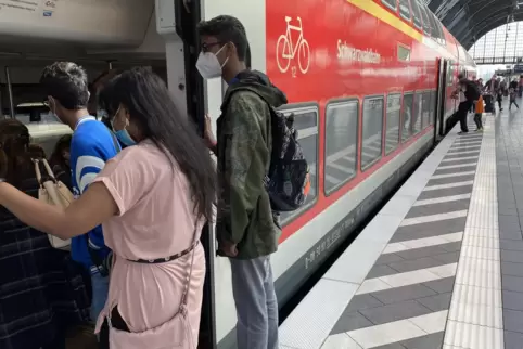 Die Züge der Regional-Express-Linie von Karlsruhe (Foto) nach Konstanz werden stark von 9-Euro-Ticket-Reisenden genutzt. 