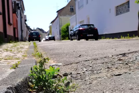 Die Riedingerstraße in Niederauerbach war in sehr schlechtem Zustand.