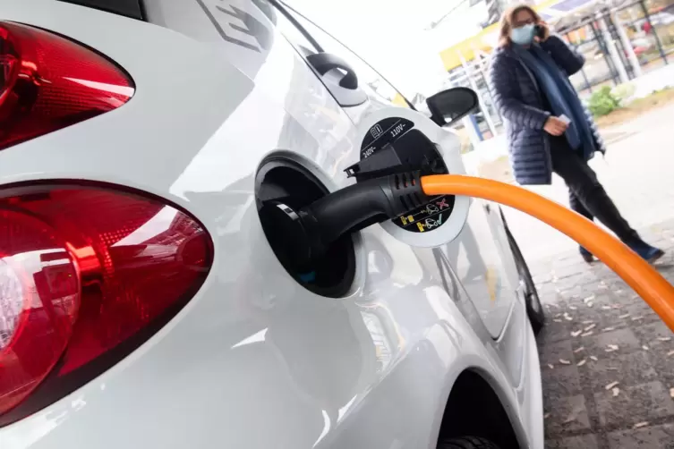 Elektroauto beim Auftanken: Ab 2035 dürfen neu verkaufte Autos kein Kohlendioxid mehr ausstoßen – damit sind Verbrennungsmotoren