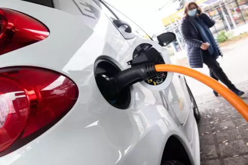Elektroauto beim Auftanken: Ab 2035 dürfen neu verkaufte Autos kein Kohlendioxid mehr ausstoßen – damit sind Verbrennungsmotoren