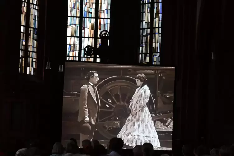 „Stummes“ Traumpaar: Buster Keaton und Marion Mack auf der Leinwand in der Schlosskirche.