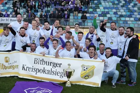 Teil eins des Doubles – das Team des SC Busenberg nach dem Sieg im Kreispokalfinale vor der Haupttribüne im Pirmasenser Framas-S