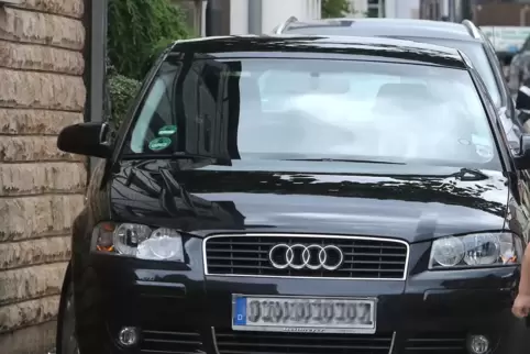 Parken auf dem Gehweg ist nicht erlaubt.
