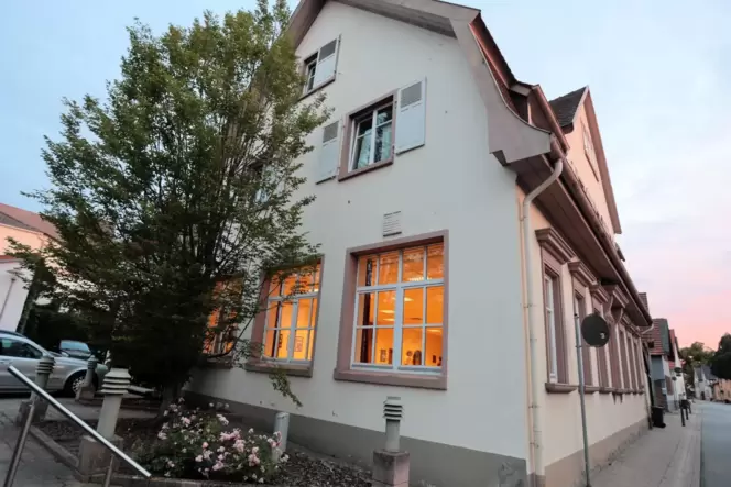 Unter Denkmalschutz: Dorfgemeinschaftshaus in Obersülzen. Unter Denkmalschutz: Dorfgemeinschaftshaus in Obersülzen.