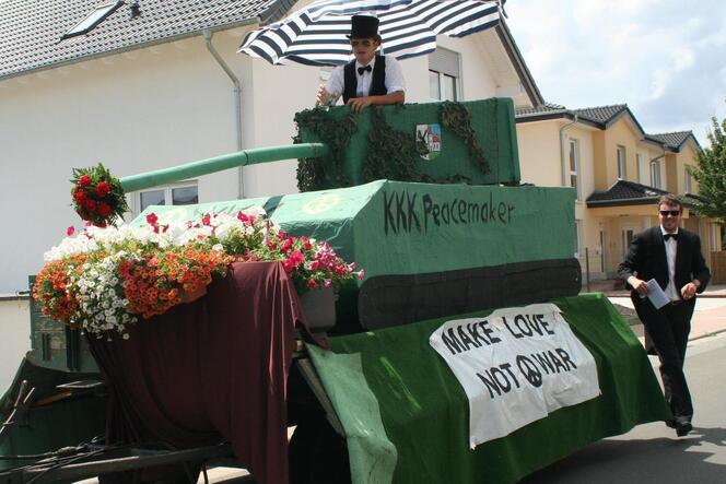 Zeitlose Botschaft: Motivwagen des Kirchheimer Kerwekomitees beim Umzug 2014.