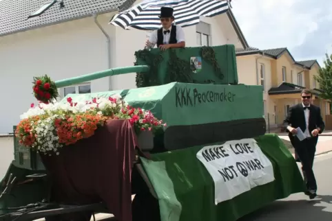 Zeitlose Botschaft: Motivwagen des Kirchheimer Kerwekomitees beim Umzug 2014. 